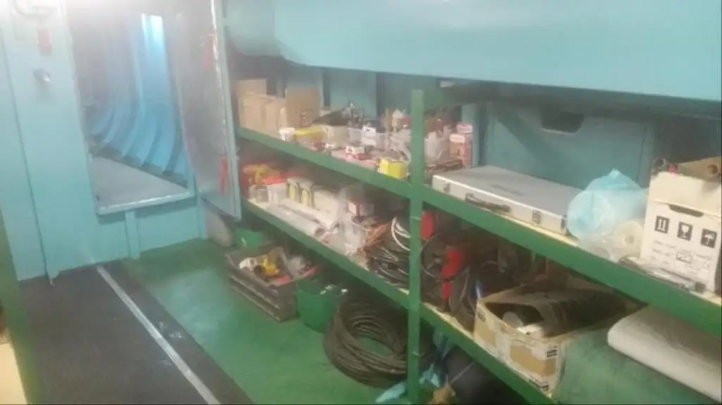 Tàu làm việc để bán