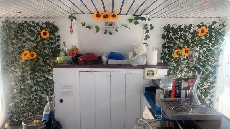 Tàu du lịch để bán