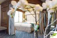 Tàu du lịch để bán
