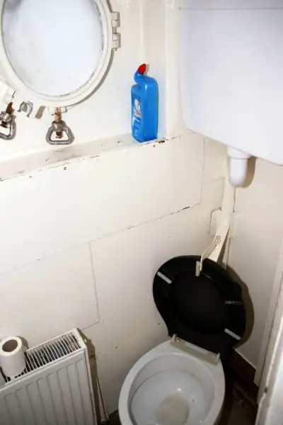 Tàu làm việc để bán