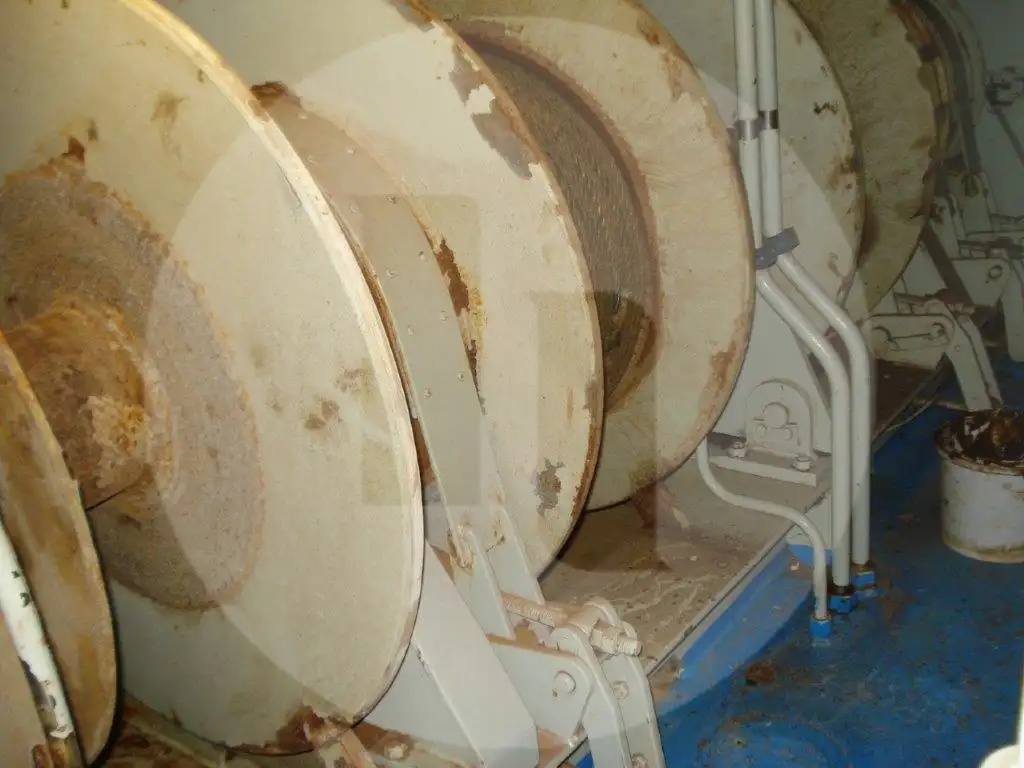 Tàu kéo lưới ngang để bán