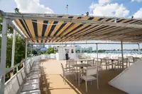 Tàu du lịch để bán