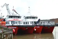 Tàu hai thân để bán