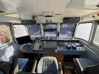 Tàu hai thân để bán