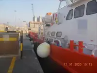 Tàu chở thủy thủ đoàn để bán