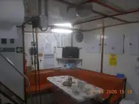 Tàu chở thủy thủ đoàn để bán