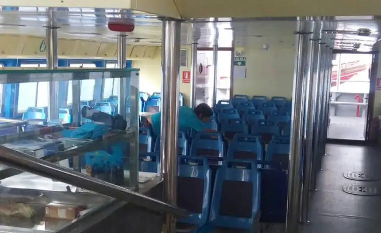 Tàu phà để bán