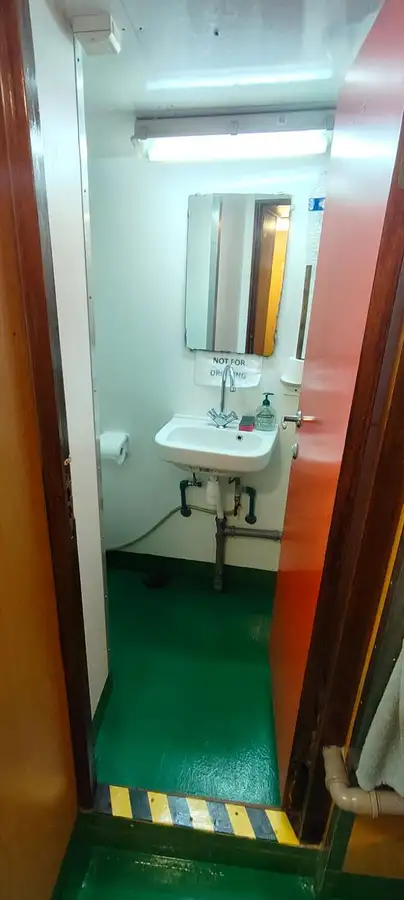 Tàu cung cấp để bán