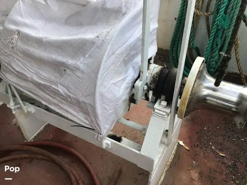 Tàu kéo lưới để bán