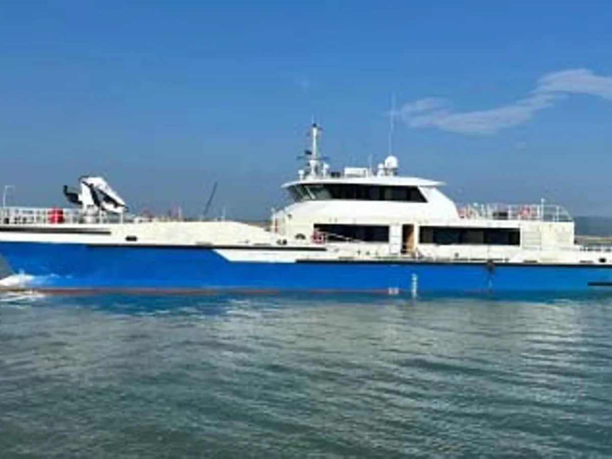 Tàu hai thân để bán