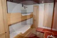 Tàu chở cá sống để bán