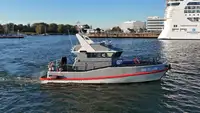 Tàu chở thủy thủ đoàn để bán