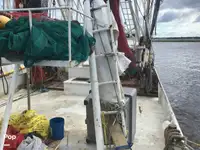 Tàu kéo lưới để bán