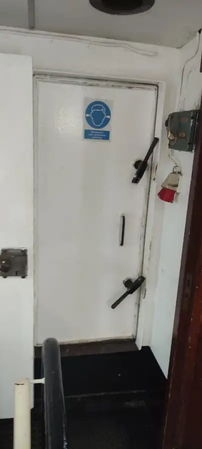 Tàu kéo để bán
