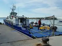 Tàu chở thủy thủ đoàn để bán