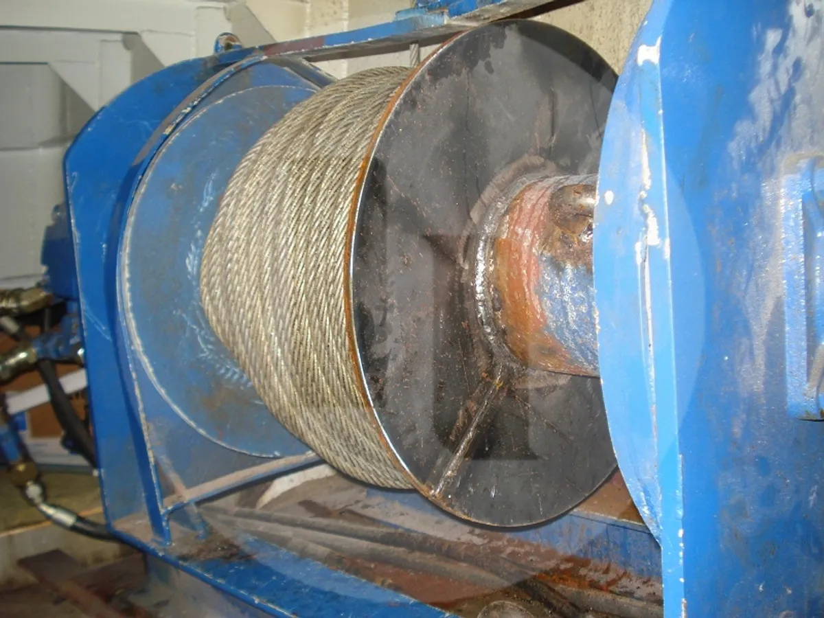 Tàu chở cá sống để bán