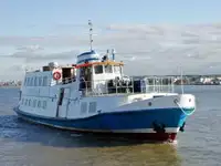 Tàu du lịch để bán