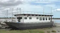 Sà lan chở người để bán