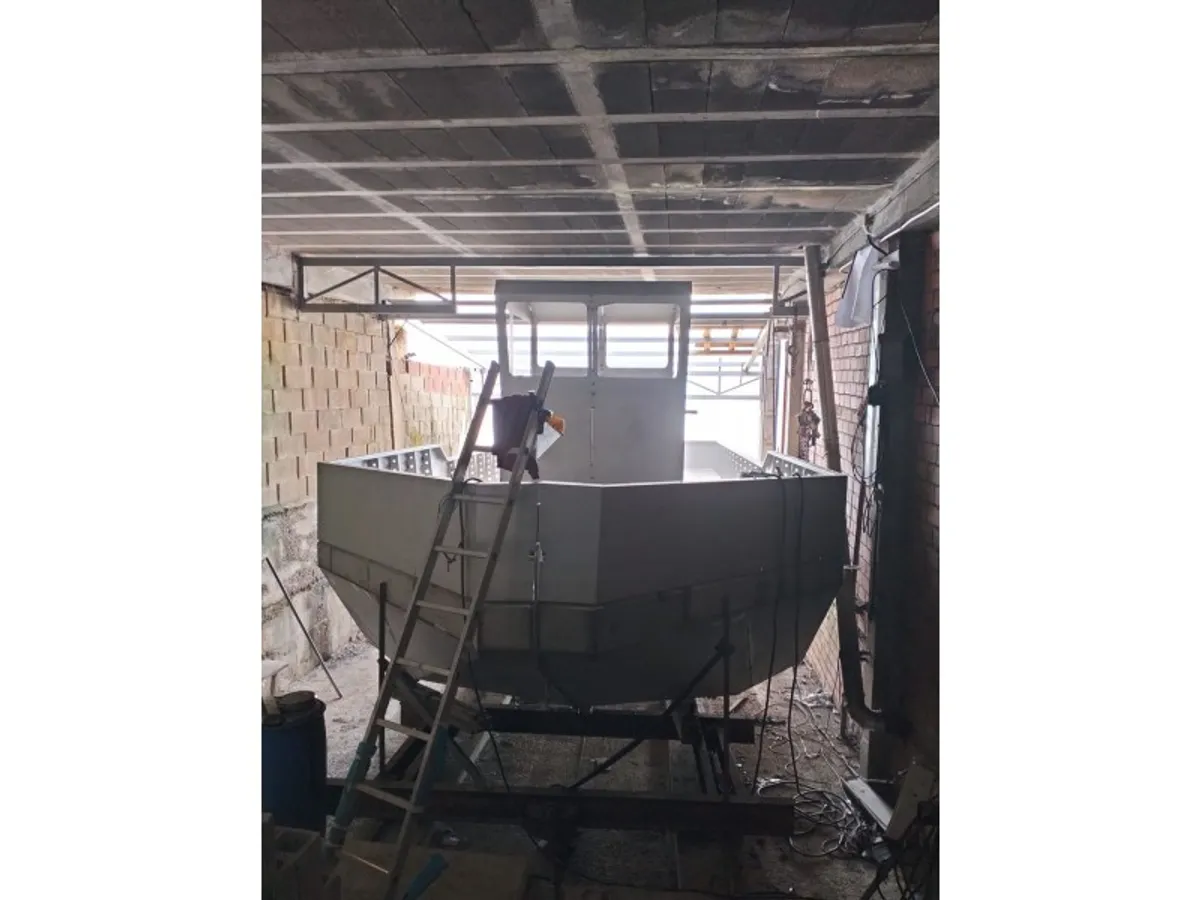Tàu làm việc để bán