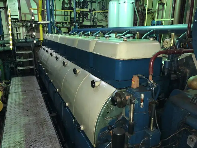 Tàu kéo lưới để bán