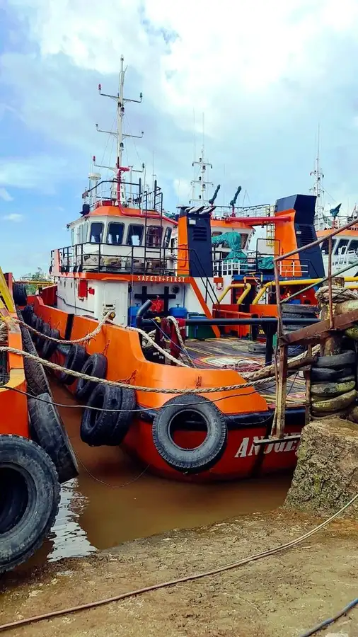 Tàu kéo để bán