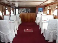 Tàu du lịch rao bán