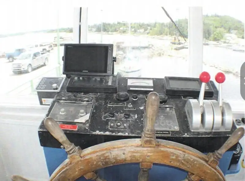 Tàu du lịch để bán
