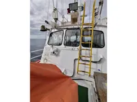 Tàu chở thủy thủ đoàn để bán
