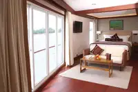 Tàu du lịch để bán