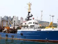 Tàu kéo lưới để bán