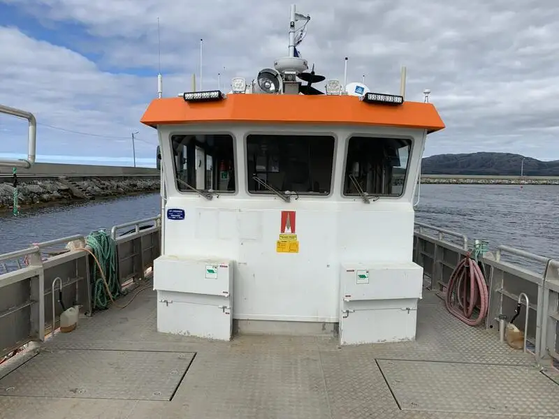 Tàu hai thân để bán
