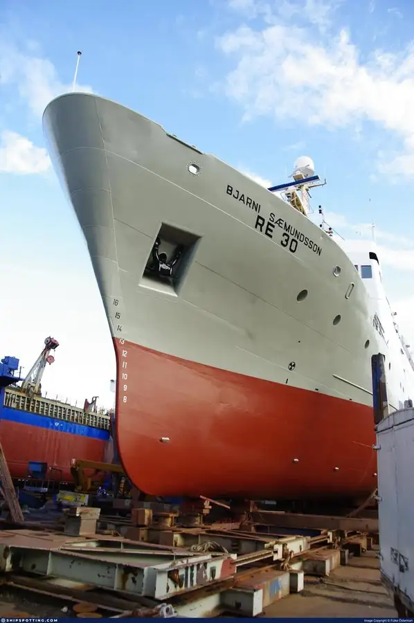 Tàu nghiên cứu để bán