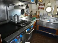 Tàu nghiên cứu để bán