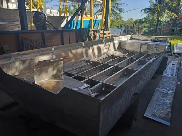 Tàu làm việc để bán