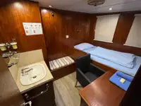 Tàu container để bán