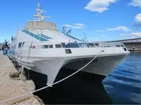 Tàu hai thân để bán