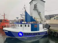 Tàu chở cá sống rao bán