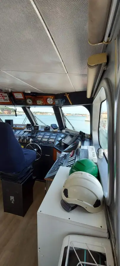 Tàu chở thủy thủ đoàn để bán