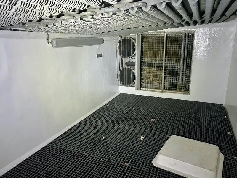 Tàu kéo lưới để bán