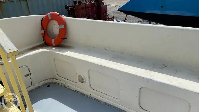 Tàu du lịch để bán
