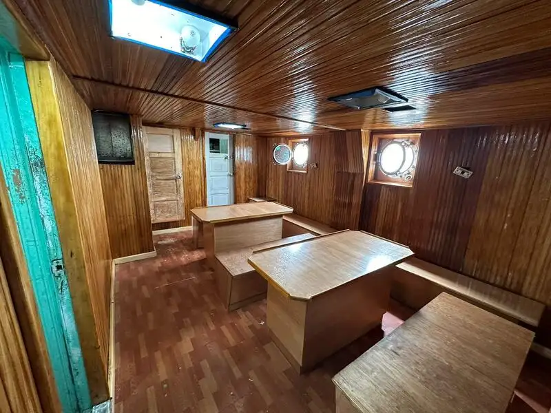 Tàu kéo lưới để bán