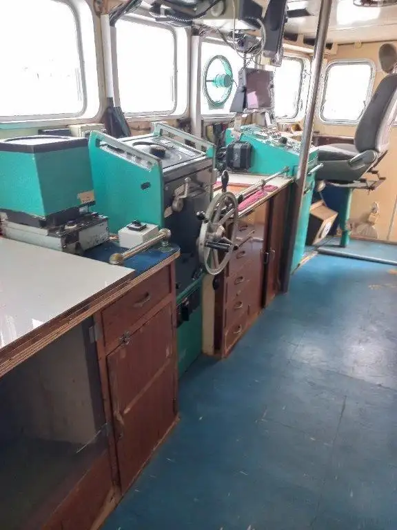 Tàu kéo lưới để bán