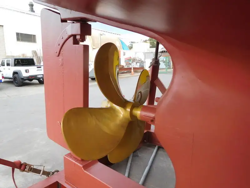 Tàu kéo lưới để bán