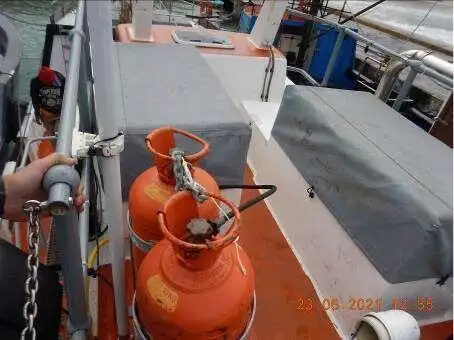Tàu kéo lưới để bán