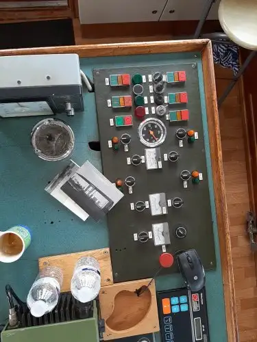 Tàu kéo lưới để bán