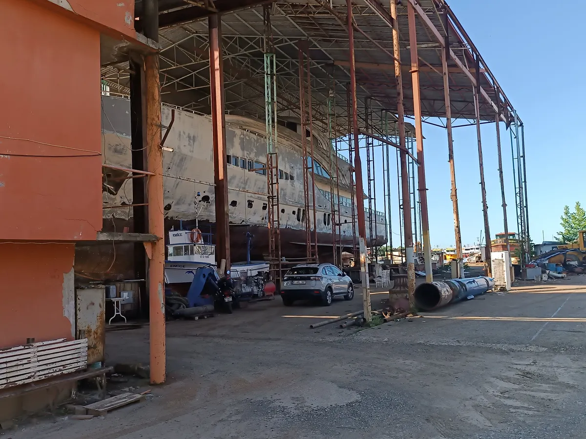 Sà lan để bán