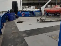 Tàu chở thủy thủ đoàn để bán