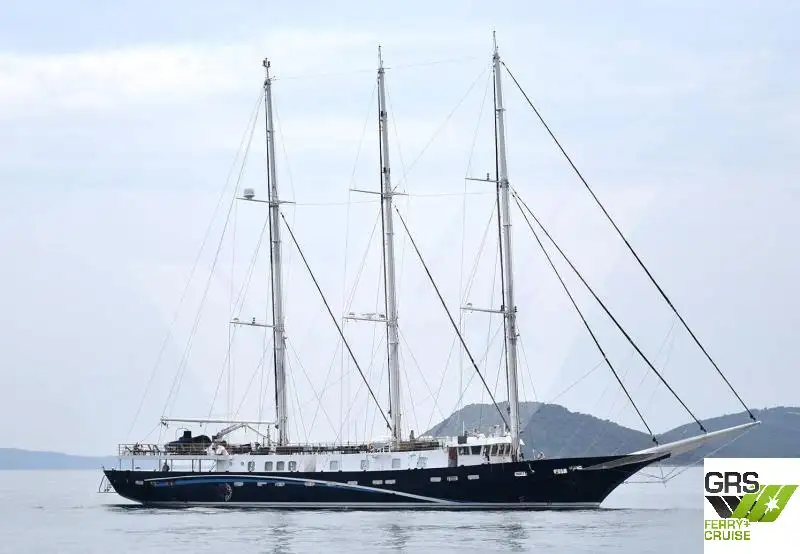 Tàu du lịch để bán