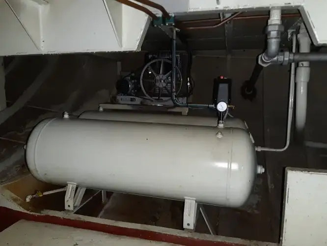 Tàu kéo lưới để bán