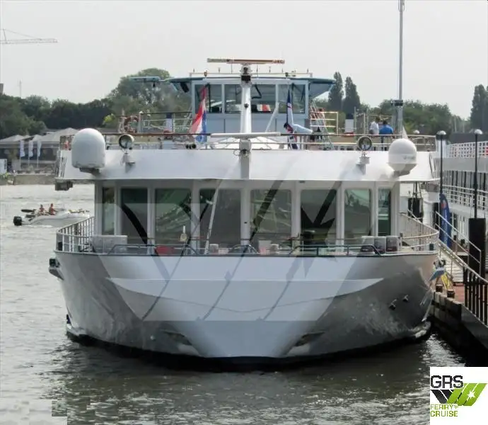 Tàu du lịch để bán